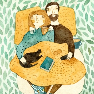 Ilustração de casal no sofá com manta amarela, gato preto, livro azul e chávena de chá, fundo de folhas verdes