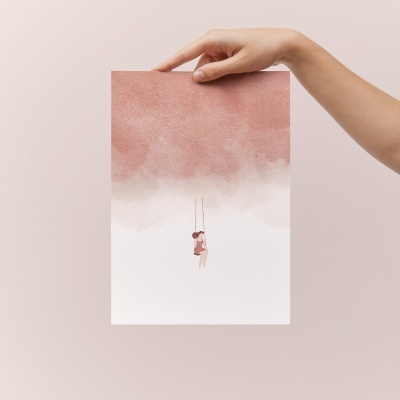 Cartaz ilustrado com criança em baloiço em fundo rosa e branco, segurado por mão contra parede rosa pálido