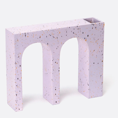 Móvel decorativo lilás com textura terrazzo e arco duplo