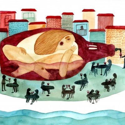 Ilustração de mulher dentro de garrafa de vinho rodeada por pessoas sentadas em mesas e prédios coloridos ao fundo.