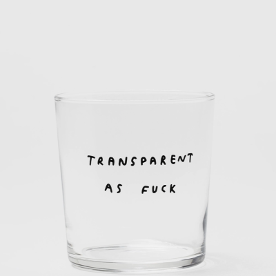 Copo de vidro transparente com texto preto