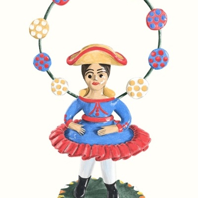 Figura decorativa de boneca em madeira com saia vermelha e azul e argola colorida.