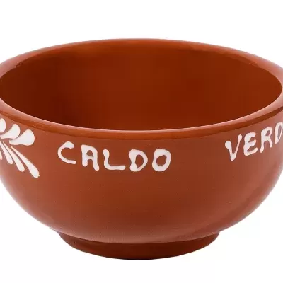 Taça de cerâmica castanha com texto CALDO VERDE e decoração branca