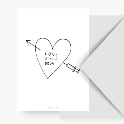 Postal branco com coração e seringa desenhados e texto Love is the drug