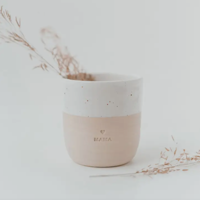Caneca cerâmica bicolor bege e branca com gravura MAMA e coração