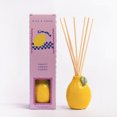 Difusor de fragrância Limone amarelo com caixa rosa e varetas de madeira