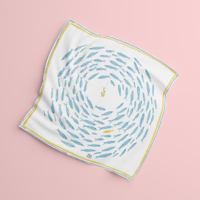 Lenço branco com desenhos de peixes azuis e amarelo em padrão circular