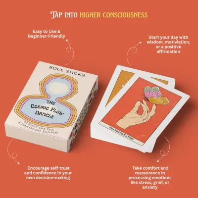 Conjunto de cartas oráculo THE COSMIC FLOW ORACLE com ilustração de mão segurando borboleta