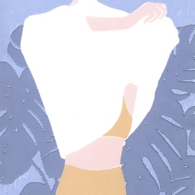 Pessoa estilizada a vestir roupa branca e bege com fundo de folhas azuis