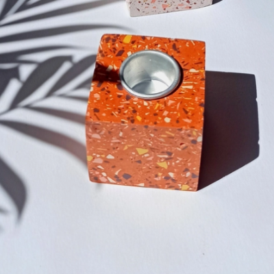 Castiçal quadrado estilo terraço laranja com suporte metálico cilíndrico