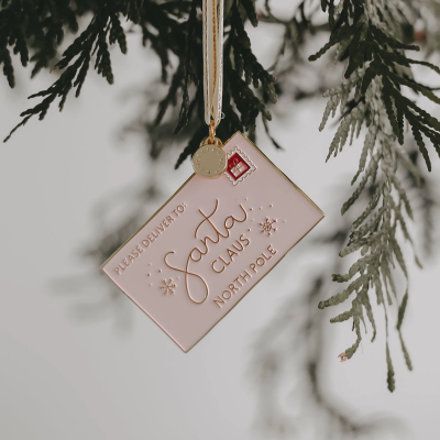 Enfeite Natal cartão postal cor-de-rosa com texto Santa Claus pendurado em ramo verde.