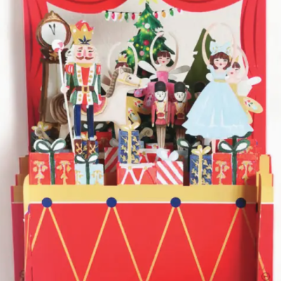 Decoração de Natal com figuras de papel e madeira de quebra-nozes, fadas, soldados, cavalinho, presentes e árvore de Natal