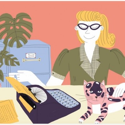 Ilustração de uma secretária com máquina de escrever, gato e planta, fundo coral