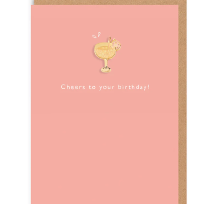 Cartão de aniversário cor-de-rosa com copo ilustrado e texto 'Cheers to your birthday!'