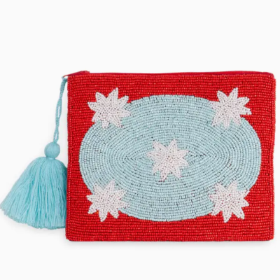 Carteira artesanal com contas coloridas e tassel azul claro.