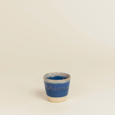 Pequeno copo cerâmico azul com base natural