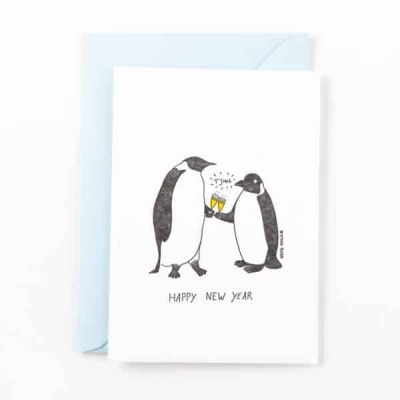Cartão de felicitações com ilustração de dois pinguins a brindar e texto 'HAPPY NEW YEAR'