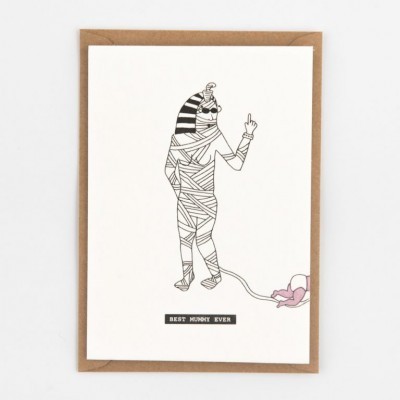 Cartão ilustrado com múmia em preto e branco e rato cor de rosa, envelope castanho