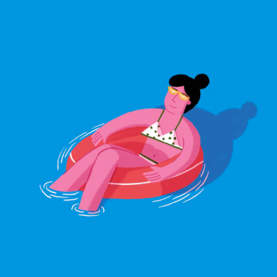 Mulher em fato de banho com bóia vermelha numa piscina azul