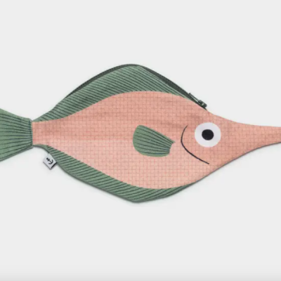 Estojo em forma de peixe verde e rosa com olho grande e fecho de correr