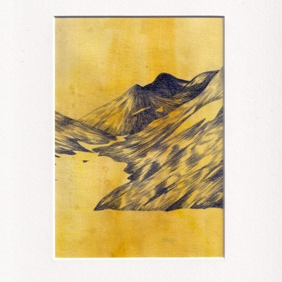 Desenho de montanhas a caneta em papel amarelo com moldura branca