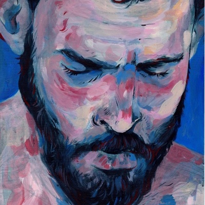Retrato artístico de um homem com barba pintado em cores azul e rosa
