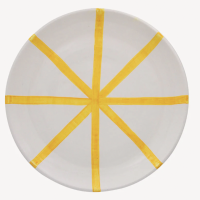 Prato branco com linhas amarelas formando uma estrela