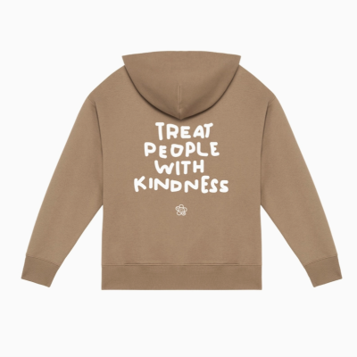 Camisola com capuz castanha com texto branco 'TREAT PEOPLE WITH KINDNESS' nas costas