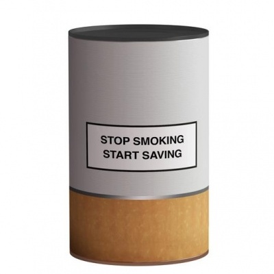 Recipiente cilíndrico com etiqueta 'STOP SMOKING START SAVING'