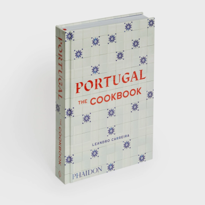 Livro de receitas Portugal The Cookbook com padrão de azulejos na capa.