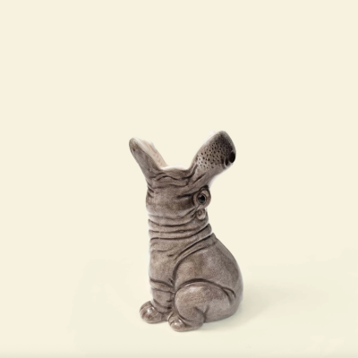 Figura decorativa em cerâmica castanha em forma de cão sentado