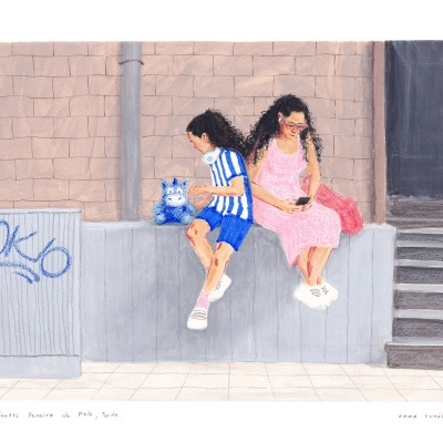 Menino e rapariga sentados numa mureta cinzenta com um gato azul entre eles