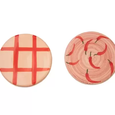 Platos de cerâmica com padrões de quadrícula vermelha e pimentos vermelhos