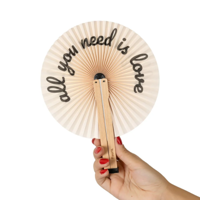 Leque dobrável de papel bege com texto 'all you need is love'