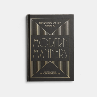 Livro preto intitulado 'THE SCHOOL OF LIFE GUIDE TO MODERN MANNERS'
