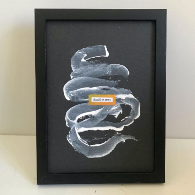 quadro com pintura abstrata branca e etiqueta com texto 'Sushi è sexy'