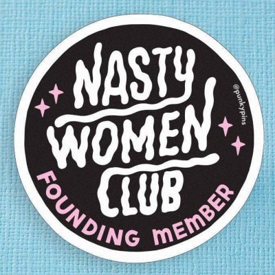 Autocolante circular preto e branco com texto NASTY WOMEN CLUB e FOUNDING MEMBER em letras rosa