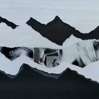 Colagem artística em tons de preto, branco e cinza com tiras rasgadas e imagem em preto e branco.