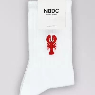 Meias brancas com bordado vermelho de lagostim e etiqueta NBÐC