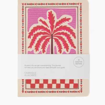 Caderno com capa decorada com palmeira rosa, padrão vermelho e etiqueta branca