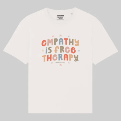 T-shirt branca com texto colorido 'EMPATHY IS FREE THERAPY'