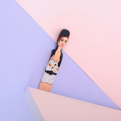 Boneca de madeira pintada à mão com vestido branco aos pontos pretos