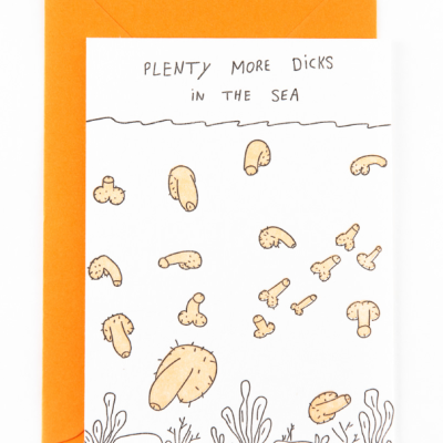 Cartão branco com desenhos e texto humorístico, envelope laranja
