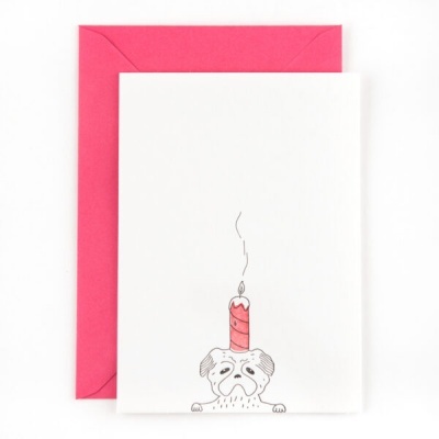 Cartão com desenho de cão com vela vermelha e envelope vermelho.