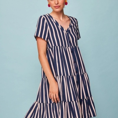 Vestido feminino riscas verticais azul escuro e branco, com botões e decote em V.