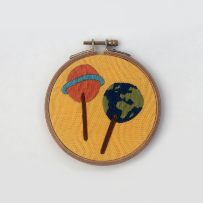 Moldura redonda em madeira com bordado de dois balões de ar quente coloridos