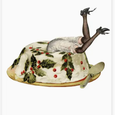 Sobremesa decorada com pernas femininas saindo dela e colher ao lado