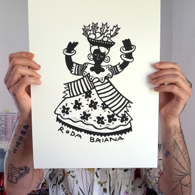 Cartaz branco com ilustração preta de figura tradicional e texto RODA BAIANA