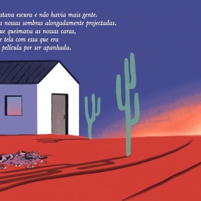 Casa branca com telhado preto, cactos verdes em chão vermelho e texto em português no céu azul