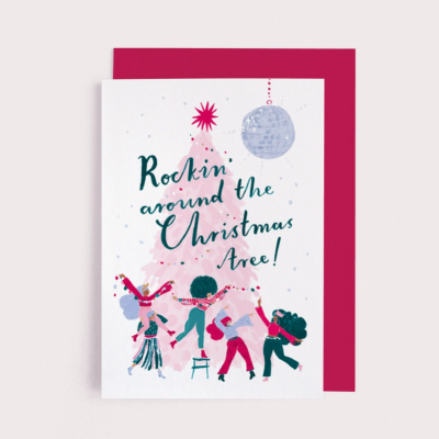 Cartão de Natal com ilustração de pessoas a decorar árvore cor-de-rosa e texto em inglês